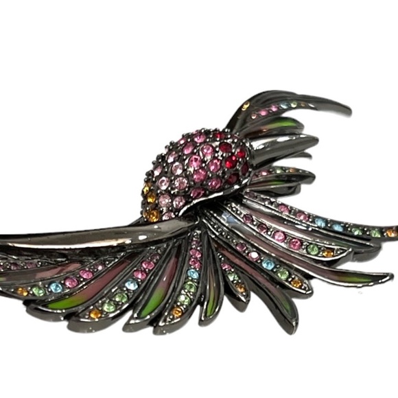 VINTAGE JOAN RIVERS MULTICOLOR CRYSTALS SWOOPING BIRD IN FLIGHT BROOCH - Picture 10 of 16